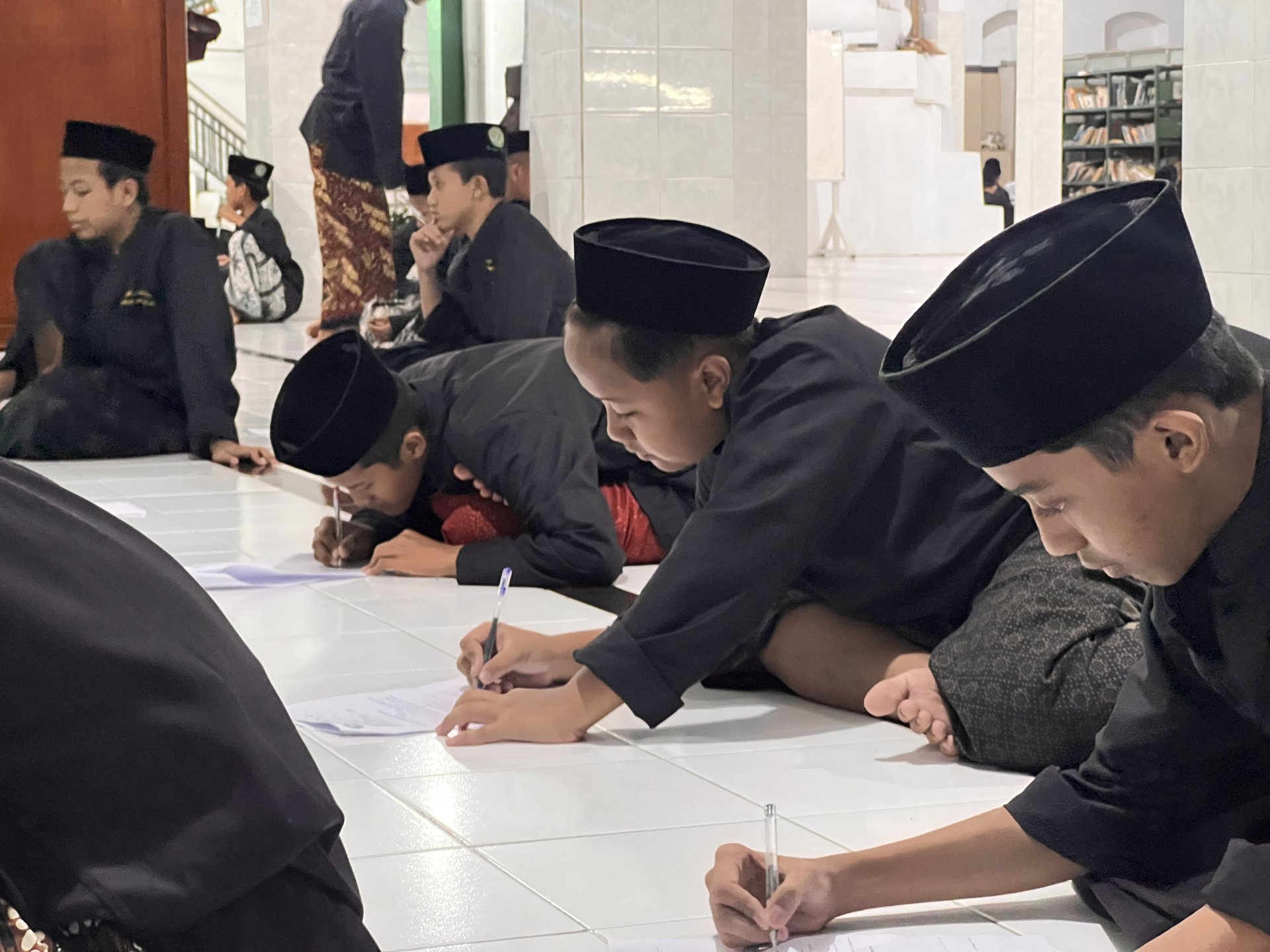 Pelaksanaan Ujian Evaluasi Semester dan Sorogan Kitab Kuning Berjalan Khidmat