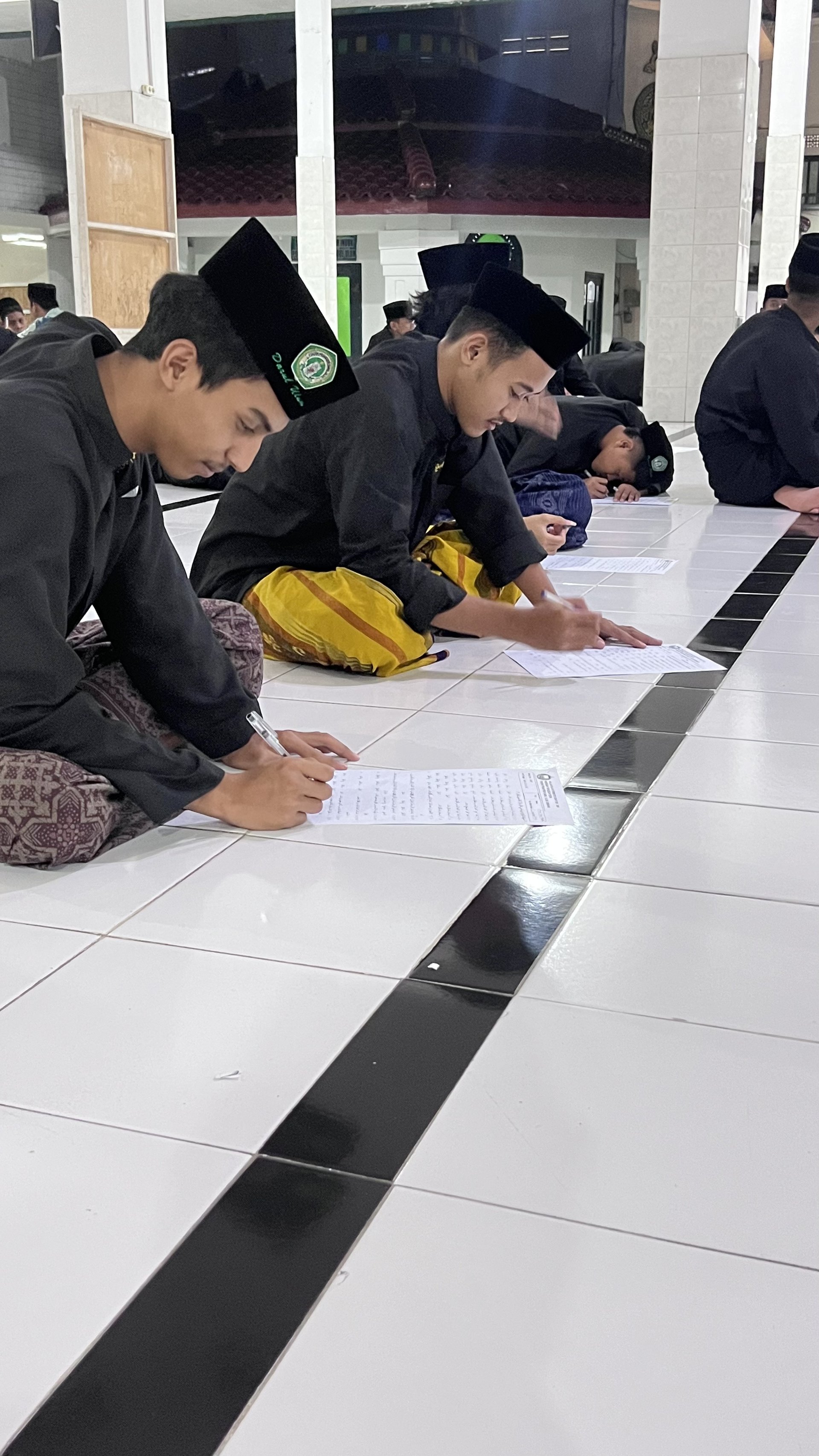 Ketekunan Santri Mengerjakan Lembar Soal Ujian